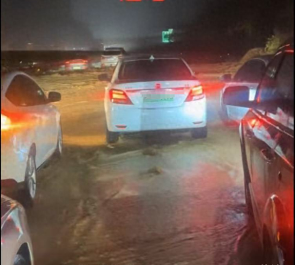 祥乾资产 厦蓉高速漳州段暴雨引发山体滑坡，封路十多个小时大货车被迫滞留，现场正冒雨清理